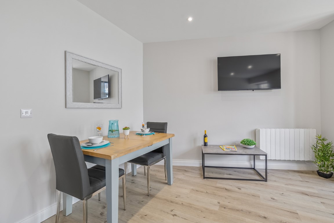 The Coach House - 2 bedroom student flat in Plymouth just off North Hill - Dining and Living area