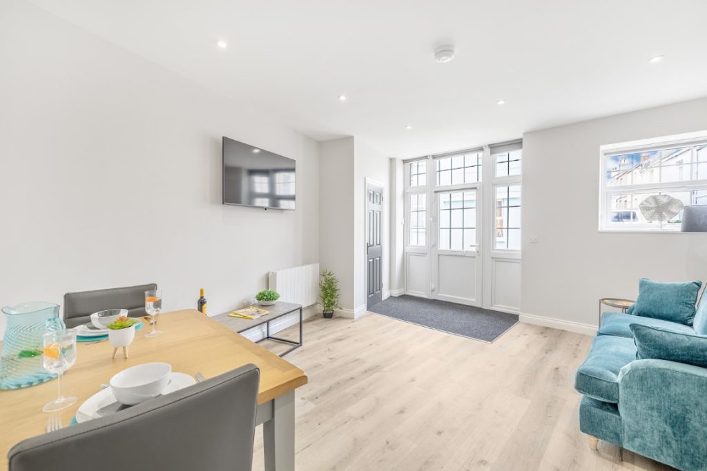The Coach House - 2 bedroom student flat in Plymouth just off North Hill - Dining and Living area